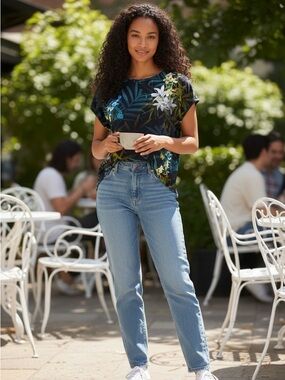Ted Baker London gorgeous tropical print short sleeve top. Size 4
C